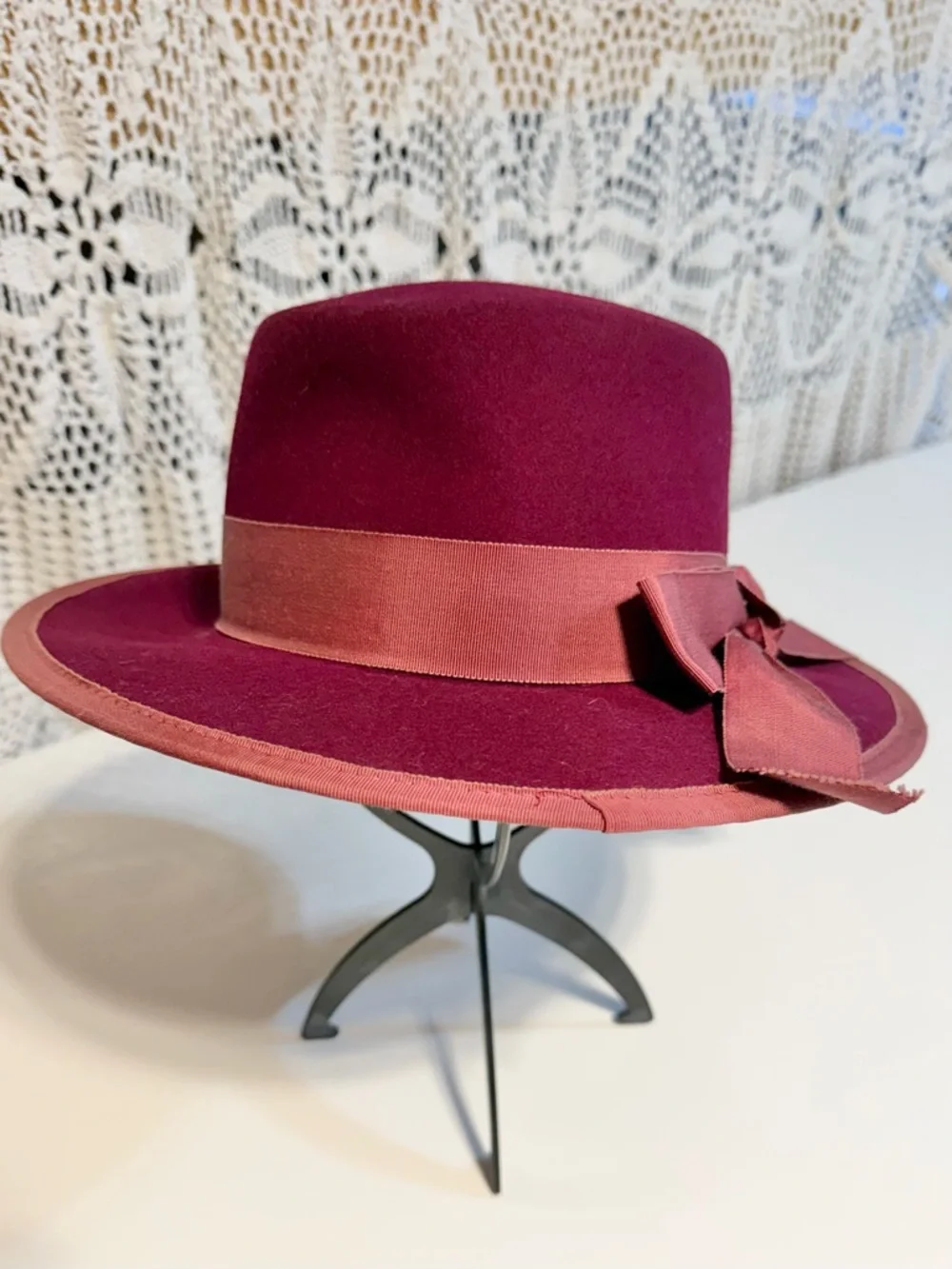 VINTAGE raspberry wool bowler hat grosgrain ribbon bow MCM 50s 60s church ladys - Picture 3 of 11